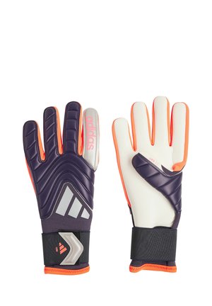 Par de guantes de portero Adidas con acolchado y correas para la muñeca en negro, blanco, naranja y plateado, mostrados en vistas de la palma y el dorso.