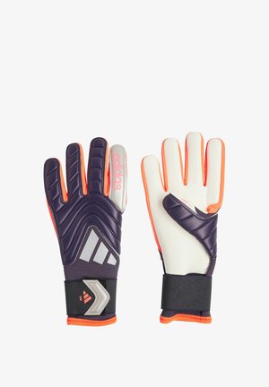 Par de guantes de portero Adidas con acolchado y correas para la muñeca en negro, blanco, naranja y plateado, mostrados en vistas de la palma y el dorso.