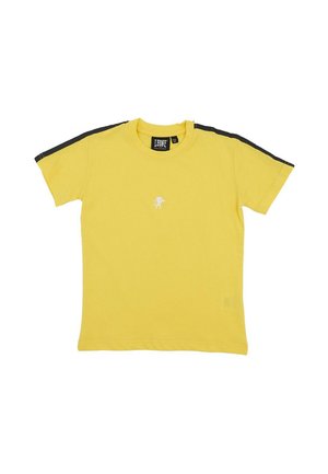 T-shirt jaune à manches courtes, avec des bandes noires le long des épaules et un petit logo blanc sur la poitrine, sur fond blanc.