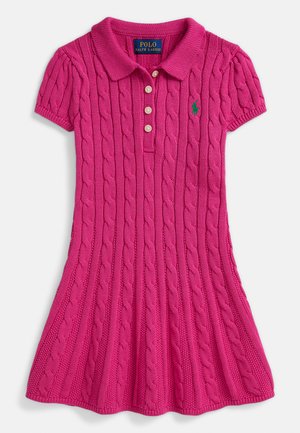 Pletené polo šaty vo výraznej ružovej farbe, s golierikom, krátkymi nafúknutými rukávmi a textúrou káblového pletenia so tromi gombíkmi.