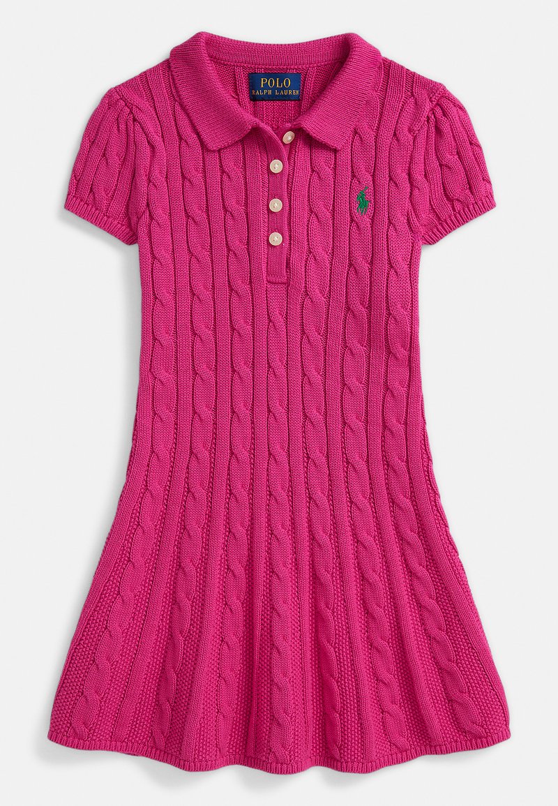 Élénk rózsaszín kötött polo ruha, galléros nyakkivágással, rövid pöttyös ujjakkal és három gombbal díszített csavart kötésmintával.