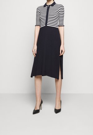Gestreiftes Kleid in Marineblau und Weiß mit Polo-Kragen, kurzen Ärmeln, Knopfleiste und seitlichen Schlitzen, aus einem strukturierten Strickstoff.