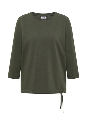 Haut à manches longues vert olive avec encolure ronde et détail de cordon ajustable sur l'ourlet inférieur droit.