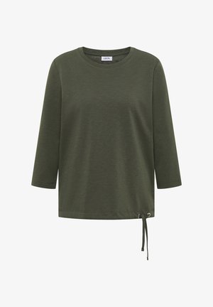 Haut à manches longues vert olive avec encolure ronde et détail de cordon ajustable sur l'ourlet inférieur droit.