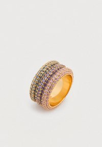 Δαχτυλίδι σε χρυσό τόνο με σειρές μικρών στρογγυλών πολύτιμων λίθων σε γκρι και μωβ αποχρώσεις, με υφή και σχέδιο με χάντρες γύρω από τη ζώνη.