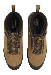 Bruine suede wandelschoenen met zwarte rubberen zolen, contrasterende gele details en versterkte veterogen. Vetersluiting en gewatteerde kraag.