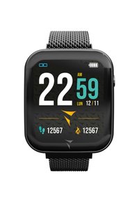 Schwarze Smartwatch mit einem quadratischen Touchscreen, der Uhrzeit, Datum und Fitnessmetriken anzeigt. Verfügt über ein Metallnetzarmband und einen strukturierten Hintergrund.