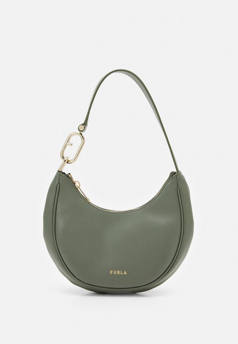 Sac à main Furla vert olive en forme de croissant avec une seule bandoulière, une fermeture éclair dorée et un détail en chaîne dorée sur la bandoulière.