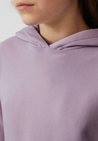 Lichtpaarse hoodie van zachte, gestructureerde stof met een comfortabele pasvorm, met een capuchon en gedeeltelijk zichtbare kraag.