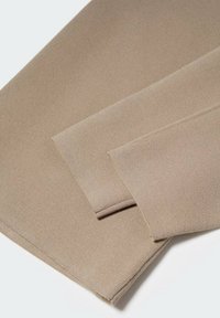 Béžová tkanina se hladkým povrchem, s překládanými okraji a jemnou tkanou strukturou. Ideální pro použití na oděvy nebo čalounění.