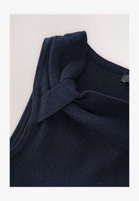 Seleccionado, navy blue