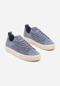 Baskets en mesh bleu avec une surface texturée, un design à lacets, une languette en tissu doux et une semelle en caoutchouc de couleur crème contrastante.