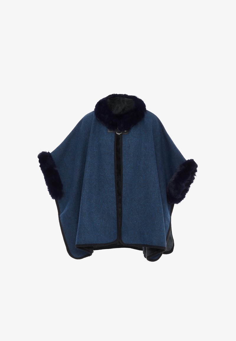 Kék gyapjú keverék poncsó fekete műszőrme gallérral és mandzsettákkal, elülső cipzárral és kerek nyakkivágással, a melegítés jegyében tervezve.