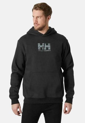 Sudadera negra de tejido suave con un bolsillo frontal; destacado logo de Helly Hansen en un diseño de camuflaje en gris y azul.