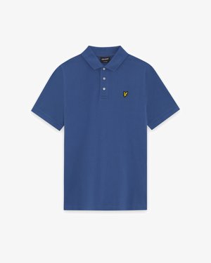 Modrá polo košile s krátkými rukávy, s třemi knoflíky a žlutým vyšívaným logem ptáka na levé straně hrudi.