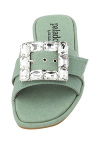 Infradito verde menta con tomaia in tessuto, caratterizzati da una fibbia decorata con strass, design aperto sulla punta e una soletta testurizzata.