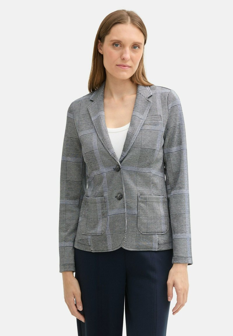 Šedobílý kostkovaný blazer se dvěma předními kapsami a jednořadým zapínáním na knoflík. Hladká tkanina, přiléhavý střih a klopové límce.