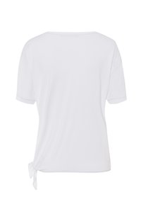 Witte T-shirt met korte mouwen en een diepe ronde hals, met een gestrikte knoopdetail aan de linkerkant. Zachte, lichte stof met een ontspannen pasvorm.