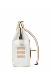 Weißer Stoff-Rucksack mit beigen Akzenten, einem oberen Reißverschlussverschluss, verstellbaren Trägern und drei horizontalen Webbandstreifen an der Seite.