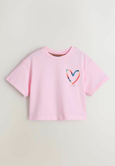 T-shirt court rose clair avec manches courtes et motif cœur multicolore sur la poitrine gauche.