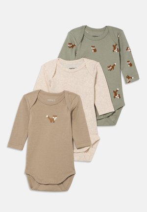 Tre babybodyer: en beige med et reveprint, en lys rosa, og en grønn med reve mønstre. Alle har lange ermer og trykknapper.