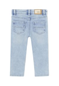 Jeans in denim azzurro chiaro con vestibilità slim, caratterizzati da due tasche posteriori e una patch in pelle con marchio sulla cintura. Texture liscia, senza decorazioni.