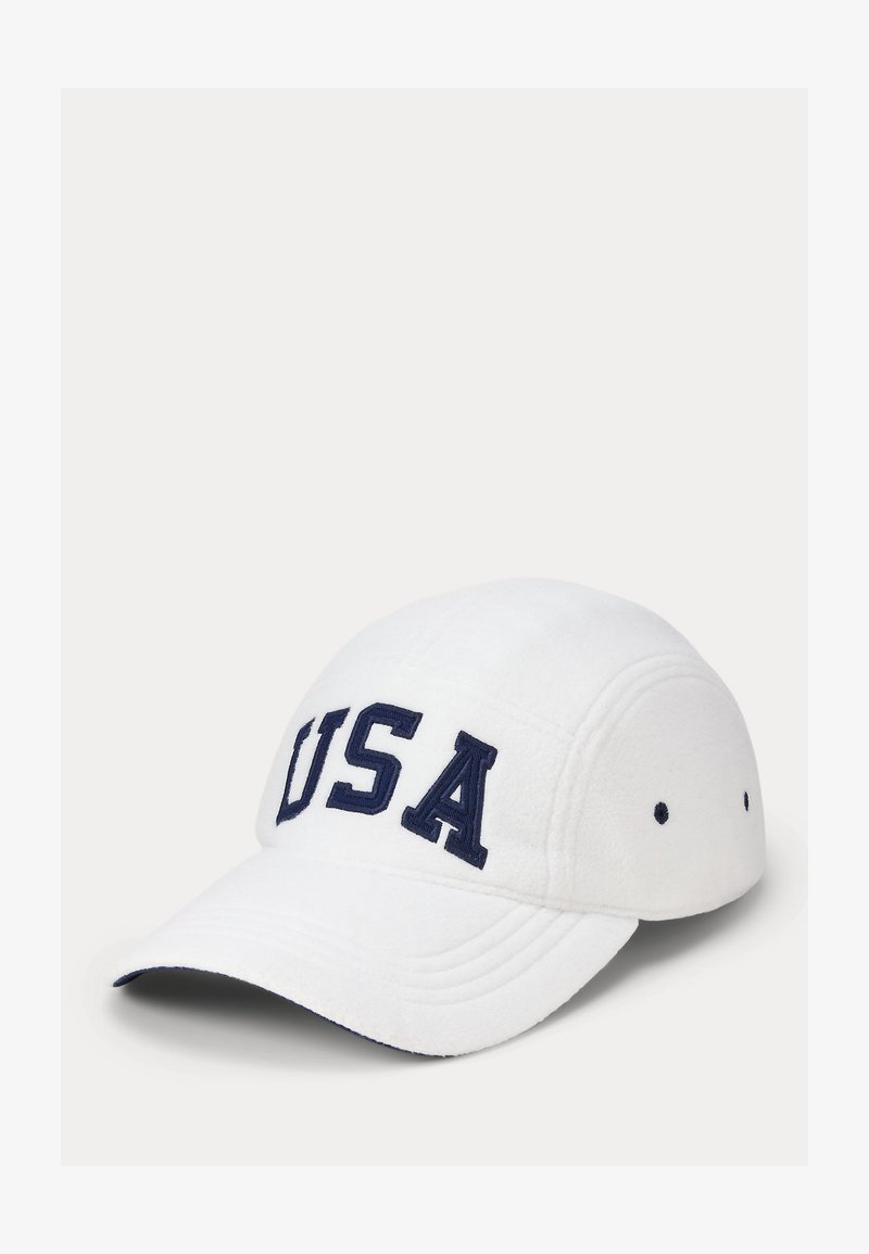 Cappellino bianco in pile con visiera curva. Presenta un ricamo audace "USA" in blu navy sul davanti e sei fori di ventilazione sui lati.
