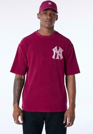 New Era, NEW YORK YANKEES NEW ERA MLB TOWELLING OS TEE T-SHIRT WEINROT - T-Shirt print - rot