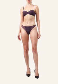 Mørkelilla bikinisæt med en formet bh med justerbare stropper og en lavtaljet thong-bund, lavet af glat og glinsende materiale.