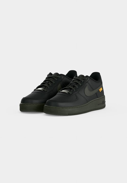 Nike AIR FORCE 1 TECH ESS UNISEX - Trainers - black/newsprint/metallic silver-coloured/laser orange — foto 3