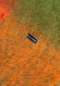 Filcowa torba z gradientem pomarańczowych i zielonych włókien. Srebrna metalowa zawieszka z napisem "WITTCHEN" przyszyta zielonym ściegiem. Miękka w dotyku.