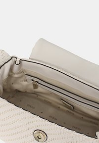 Borsa a mano intrecciata bianca con fodera liscia. Presenta una tasca con zip e hardware argentato. L'interno mostra un design a logo stampato.