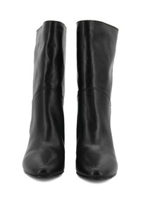 Stivali alti in pelle nera con una texture liscia, punta tonda e tacco leggero. Presentano una cucitura che corre orizzontalmente attorno alla parte superiore.