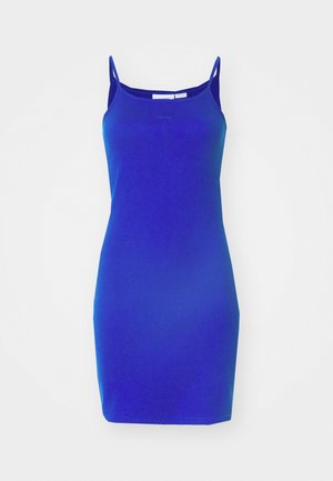 Sininen räätälöity mekko, joka on valmistettu pehmeästä ja joustavasta kankaasta. Mekossa on ohuet olkaimet ja pyöreä kaula-aukko, yksinkertainen muotoilu ilman koristeita.