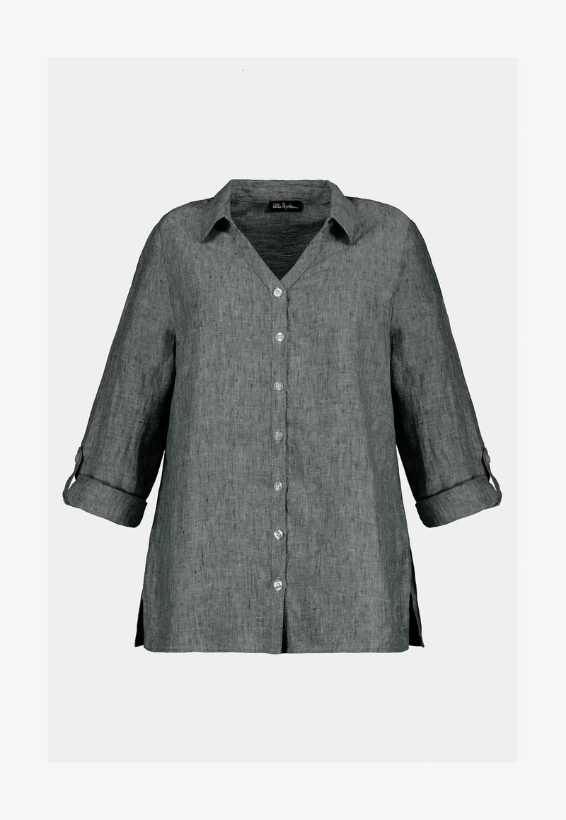 Camicia in lino grigia con scollatura a V, maniche a tre quarti, chiusura frontale con bottoni e fessure laterali. Presenta un tessuto testurizzato, leggermente trasparente.