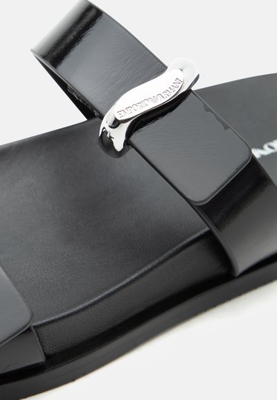 Μαύρο δερμάτινο σανδάλι με δύο λουριά, με ασημένια πόρπη χαραγμένη με το λογότυπο "Emporio Armani".