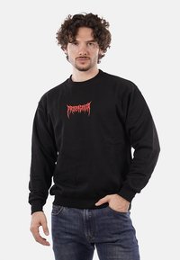 Felpa nera in cotone, con un logo rosso e scritte stilizzate sul petto. Collo a giro classico e polsini a coste.