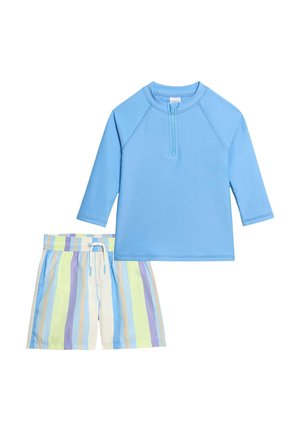 Lyseblå langærmet svømmeskjorte med lynlås foran og pastelstribede badeshorts med elastisk talje og snøre.