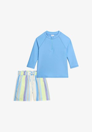 Haut de bain bleu clair à manches longues avec fermeture éclair devant et short de bain à rayures pastel avec taille élastique et cordon de serrage.