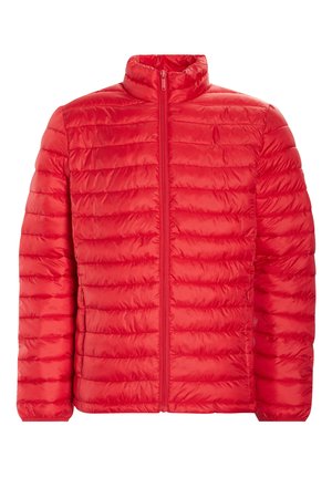 Chaqueta acolchada roja con cremallera frontal, cuello alto y textura acolchada. Hecha de un material ligero y brillante con un diseño aislante.