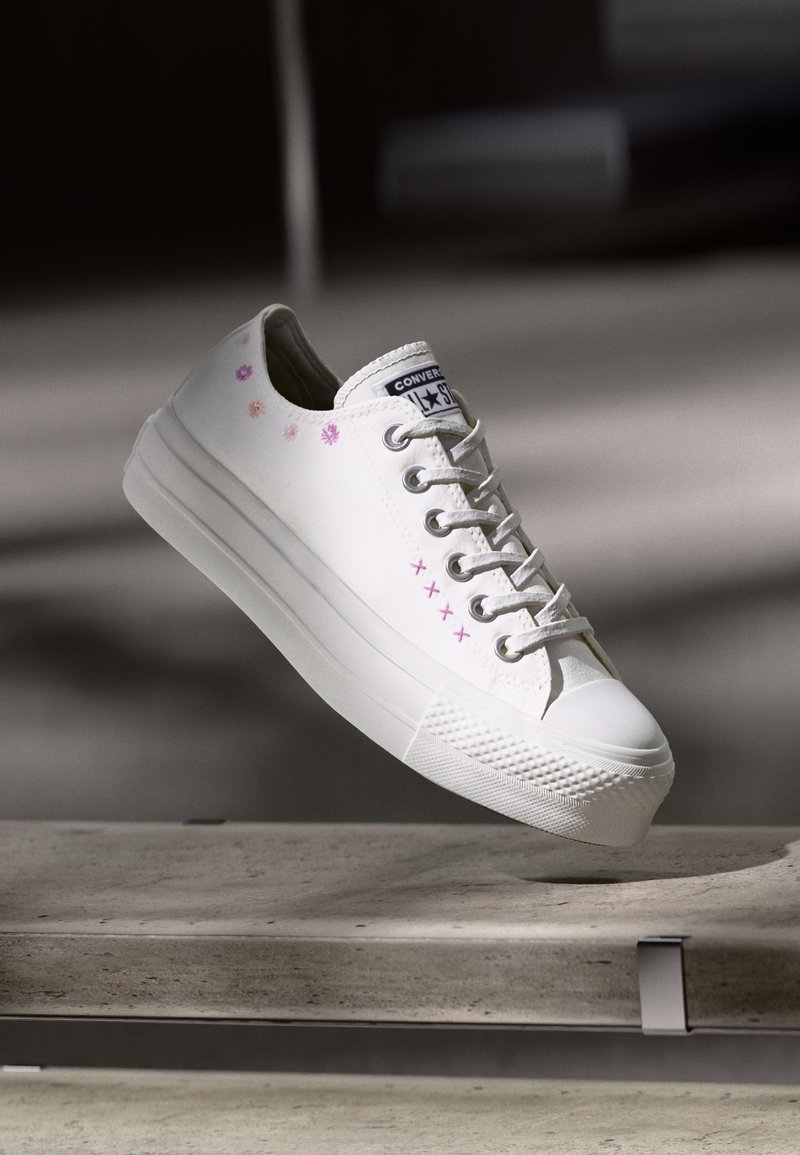 Converse - CHUCK TAYLOR ALL STAR LIFT - Matalavartiset tennarit - egret/sugar berry/cactus bud, Suurenna