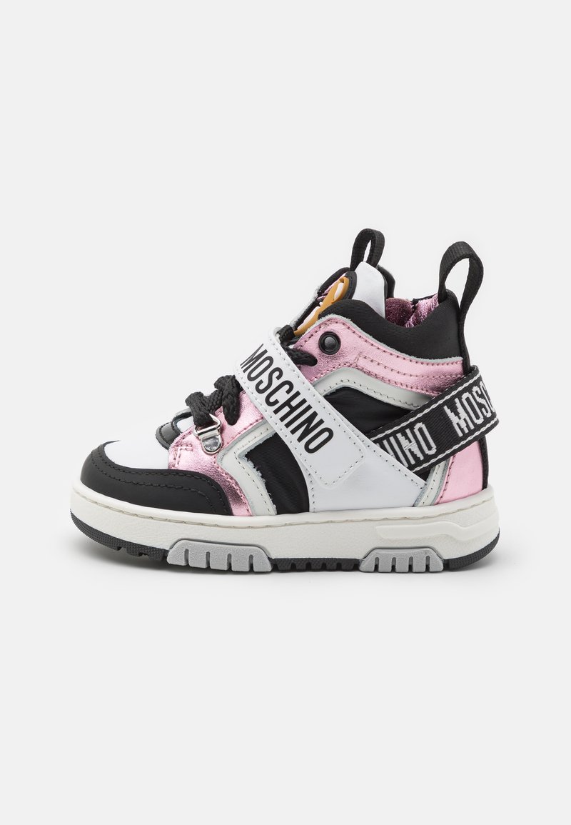 Svart, rosa og hvite høyhælte sneakers med teksturert overflate, med en fremtredende logo-stripe, snøring foran og gummisåle.