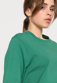 Weekday PERFECT BOXY - T-shirt básica - green