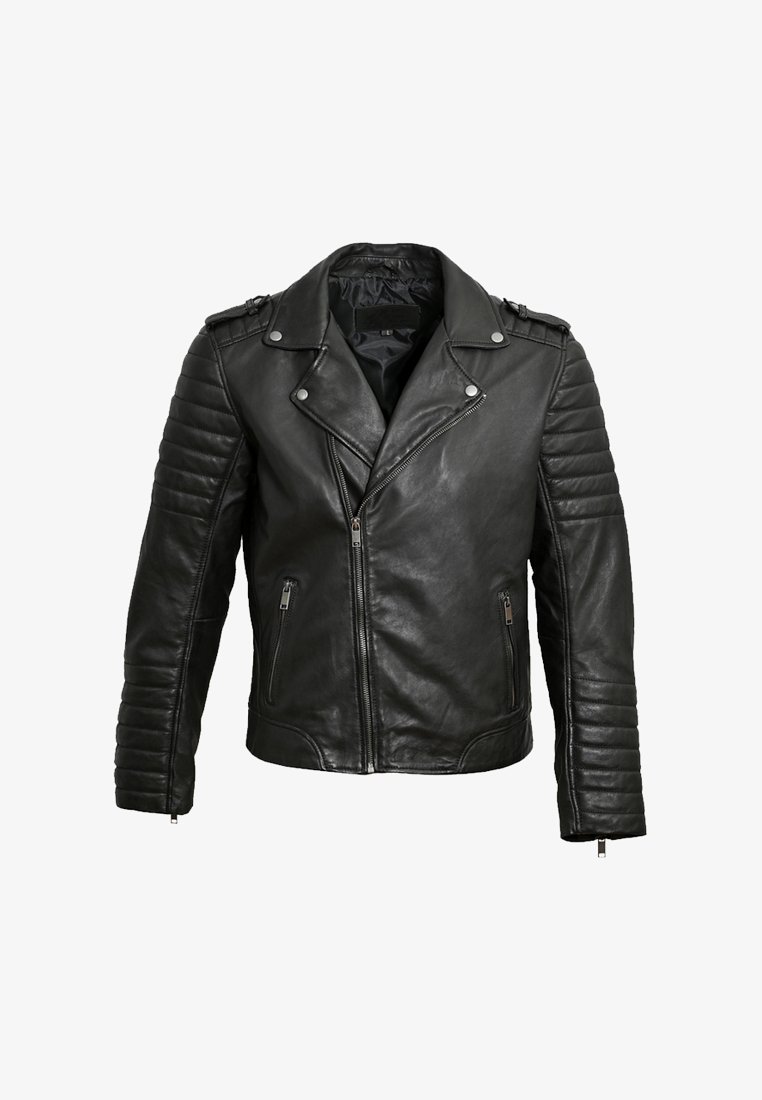 Svart läderjacka med en sned dragkedja, vadderade axlar och ribbade detaljer på ärmarna. Två sidofickor med dragkedja ingår.