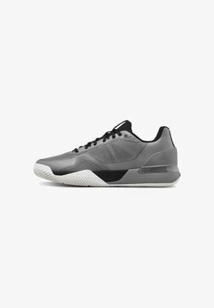 Chaussure de sport basse grise et noire avec côtés en mesh texturé, lacets noirs et semelle blanche crantée, orientée vers la gauche sur un fond blanc.