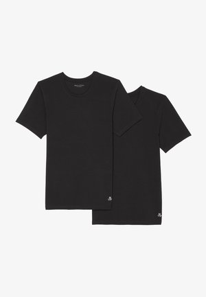Due magliette nere impilate, realizzate in tessuto morbido. Ognuna presenta maniche corte e un collo rotondo, con un piccolo logo nell'angolo in basso.