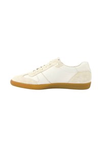 Weißer Sneaker aus Wildleder und Leder, mit runder Zehenpartie, cremefarbenen Schnürsenkeln und einer Sohle aus Gummi. Das Design ist einfach und klar.
