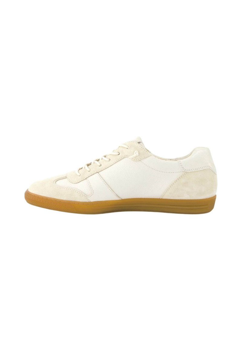 Weißer Sneaker aus Wildleder und Leder, mit runder Zehenpartie, cremefarbenen Schnürsenkeln und einer Sohle aus Gummi. Das Design ist einfach und klar.