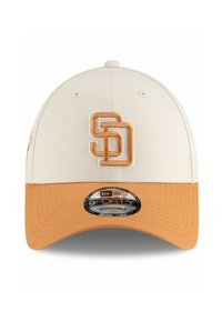 Gorra de béisbol crema con un ajuste ajustable, con un visera naranja y el logo bordado "SD" en el centro.