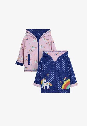 Dve zip-up mikiny: jedna ružová so vzorom jednorožca a kvetinovým potlačou, druhá námornícka modrá s bielymi bodkami a výšivkou jednorožca/dúhy.